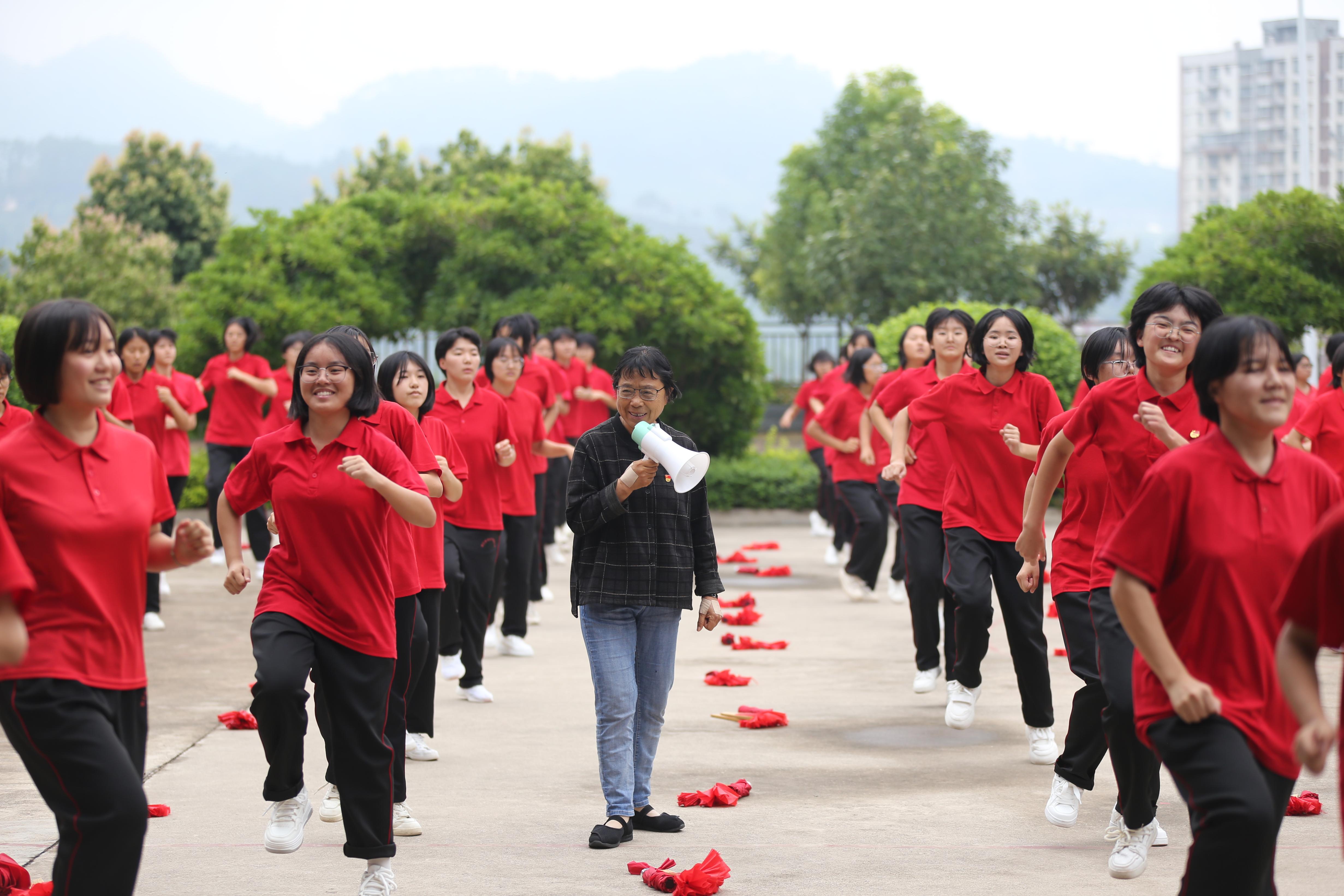 “校长妈妈”张桂梅：我把她们送出大山，她们把我留在人间-第1张图片-益民生活网