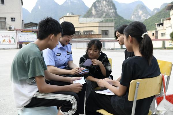 叩开留守儿童的心门-第2张图片-益民生活网